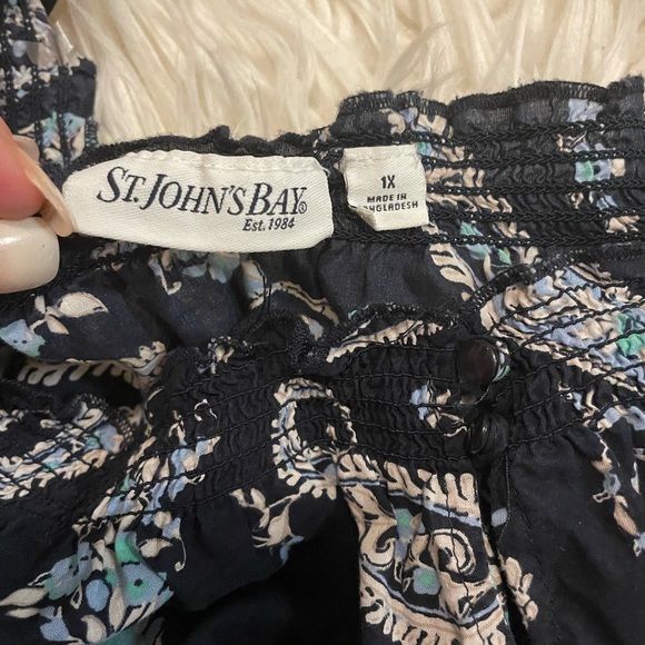 Beautiful navy paisley top - Picture 3 of 5